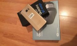 Samsung Galaxy S7 Edge with Gear.jpg &nbsp;